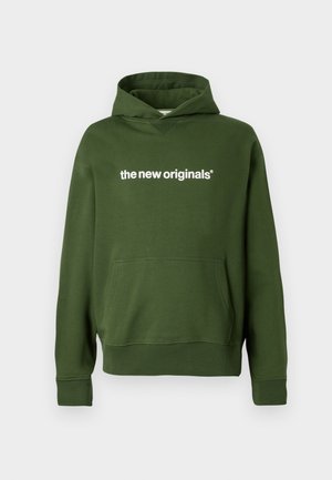 Zöld kapucnis pulóver, pamutból készült, elülső zsebbel és bordázott mandzsettákkal. A mellkason fehér szöveg olvasható: "az új eredetiek". Egyszerű dizájn.