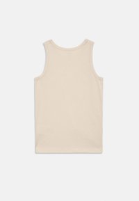 Bež brezrokavni bombažni top položen na ravno, prikazuje hrbtno stran s preprostim šivanjem in okroglo ovratnikom.