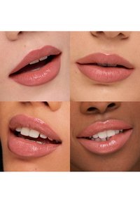 Cuatro primeros planos de labios con diferentes tonos de lápiz labial nude, que presentan acabados mate y brillante, texturas suaves y formas definidas.