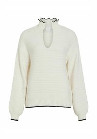 Bílý pletený svetr s vysokým volánkovým límcem, otevřeným výstřihem a dlouhými rukávy. Obsahuje strukturované pruhy a černý žebrovaný lem.