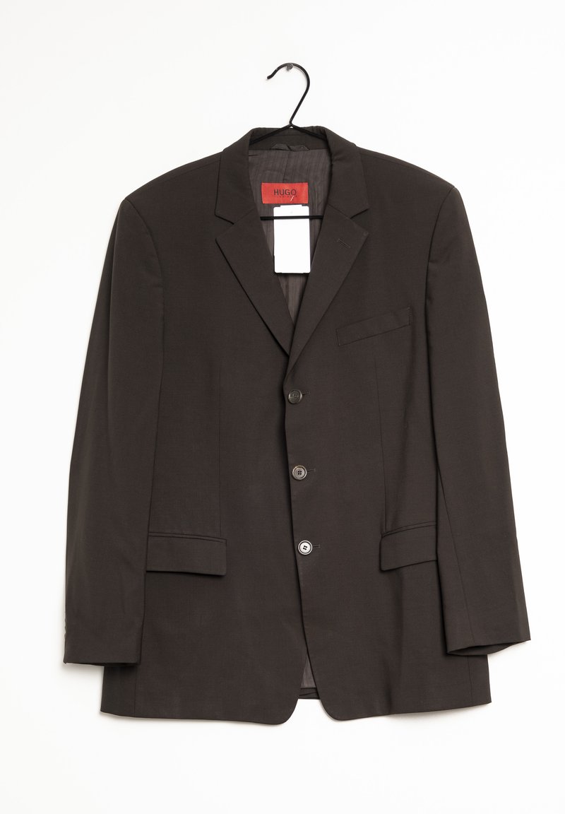Blazer nero in tessuto liscio. Presenta una chiusura a due bottoni, revers a punta, taschino sul petto e due tasche frontali. Appeso a un gancio.
