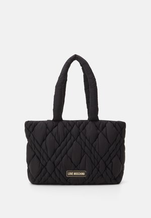 Czarna pikowana torba typu tote z wyściełanymi uchwytami, prostokątnym kształtem i złotą plakietką z logo "Love Moschino" na środku z przodu.