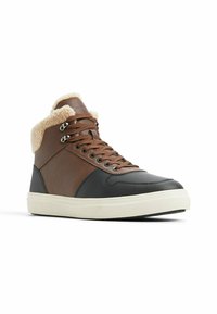 Zapatillas altas en marrón y negro con una parte superior de cuero texturizado y un cuello de forro polar, con cordones redondos y suela de goma.