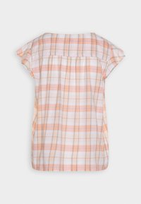 Blouse à manches courtes en tissu à carreaux légers, aux tons pastel orange et blanc. Elle présente un col arrondi et un dos légèrement froncé pour une meilleure silhouette.