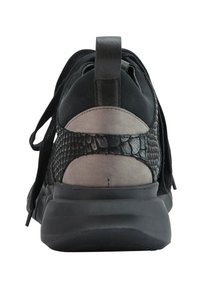 Tenisuri negre și gri, cu un model texturat de crocodil pe toc, accente din suede gri neted și șireturi tonale. Talpă moale din cauciuc.