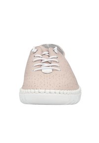 Roze gestructureerde leren sneaker met witte veters, rubberen zool en zichtbare stiksels rondom de rand. Ronde neus en zachte binnenvoering.