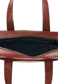 Braune Leder-Tote mit einem Reißverschluss oben, ausgestattet mit zwei Griffen und einem schwarzen Innenraum. Glatte Textur und minimalistisches Design.