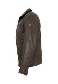 Braune Lederjacke mit einer Reißverschlusstasche auf der Brust, geknöpften Ärmeln und einem Kragen. Glatte Textur, taillierte Passform, seitliche Taschen sichtbar.