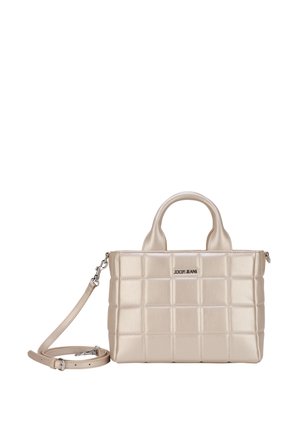 Beige quiltet håndtaske med håndtag og aftagelig skulderrem, med en metal logo plade foran.