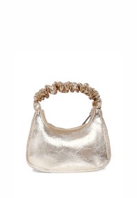 Borsa metallica dorata con manico arricciato, forma curva e superficie liscia. Presenta una chiusura con zip e un dettaglio di superficie leggermente pieghettata.