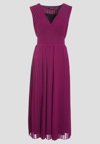 Vestido plisado en morado profundo, con un diseño plisado, escote en V y una cintura fruncida. La falda llega hasta la mitad de la pantorrilla.