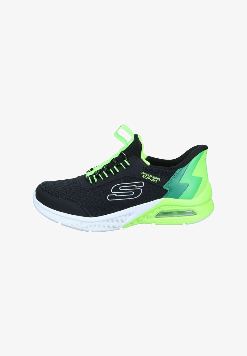 Schwarze Sportschuh mit einem Mesh-Obermaterial, grünen Akzenten und weißer Zwischensohle. Verfügt über ein Schnürdesign und eine Luftpolsterung an der Ferse.