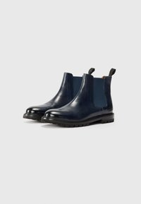 Bottes Chelsea en cuir bleu marine avec des panneaux latéraux élastiques, des languettes de tirage, des orteils arrondis et des semelles en caoutchouc noir robustes. Texture lisse avec une finition polie.