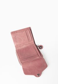 Roze leren portemonnee met meerdere kaartsleuven, ritsluiting en drukknoop. Gladde textuur en strakke lijnen. Geopend om het interieur te tonen.