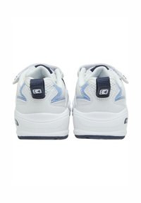 Valge värvusega spordijalatsite paar, millel on helesinised aktsendid ja mustad tõmbenöörid, näidatud tagant valgel taustal.