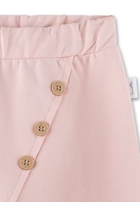 Weicher rosa Rock mit elastischem Bund, der drei Holzknöpfe und diagonale Nähte auf der linken Seite aufweist.