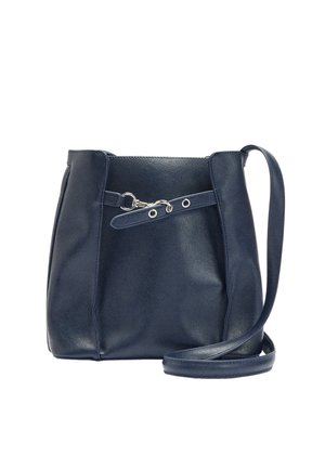 Ciemnoniebieska skórzana torebka na ramię z srebrną klamrą i regulowanym paskiem, pokazana na białym tle.