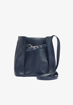 Ciemnoniebieska skórzana torebka na ramię z srebrną klamrą i regulowanym paskiem, pokazana na białym tle.