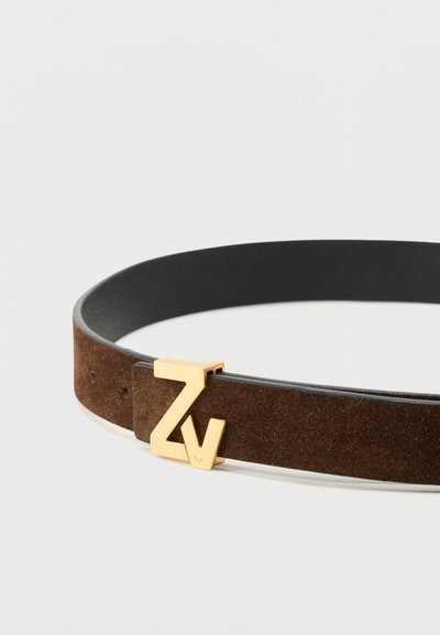 Καφέ σουέτ ζώνη με αγκράφα σε σχήμα λογοτύπου ZV σε χρυσό, που διαθέτει ομαλή μαύρη εσωτερική επένδυση και κομψό, μινιμαλιστικό σχέδιο.