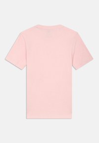 Jasnoróżowa, gładka, krótka koszulka z krótkim rękawem ułożona płasko, jednolity kolor bez wzorów ani logo, widoczna od tyłu.