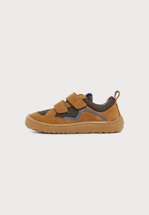 Chaussure de sport enfant marron et gris foncé avec un accent bleu, double strap velcro et semelle en caoutchouc, vue de côté sur fond blanc.