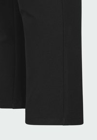 Pantalones negros de pierna recta con costura lateral visible y dobladillo, exhibidos sobre un fondo claro y sencillo.