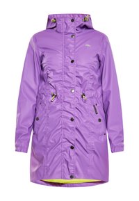 Violetinis nepralaidus vandeniui paltas su gobtuvu, su užtrauktuku priekyje, spaustukais, reguliuojama raišteliu liemens srityje ir geltonu pamušalu.