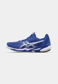 Chaussure de sport bleue avec une tige en mesh, des accents argentés et une semelle en caoutchouc. Dispose d'une pointe arrondie et d'un design de semelle intermédiaire rembourrée.