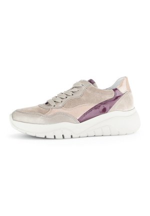 Hellgraue Wildleder-Sneaker mit einer klobigen weißen Gummisohle, lila glänzenden Akzenten und einer Mischung aus Texturen. Verfügt über eine Schnürverschluss.