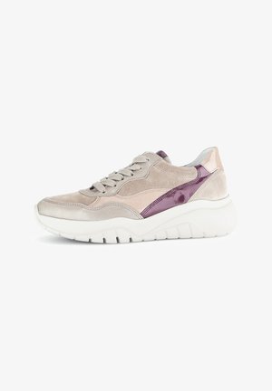 Hellgraue Wildleder-Sneaker mit einer klobigen weißen Gummisohle, lila glänzenden Akzenten und einer Mischung aus Texturen. Verfügt über eine Schnürverschluss.