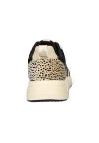 Zwarte en beige sneaker met een textuur en gevlekte bontaccent op de hiel, voorzien van een lichtgekleurde zool en een klein zilveren tabje aan de achterkant.
