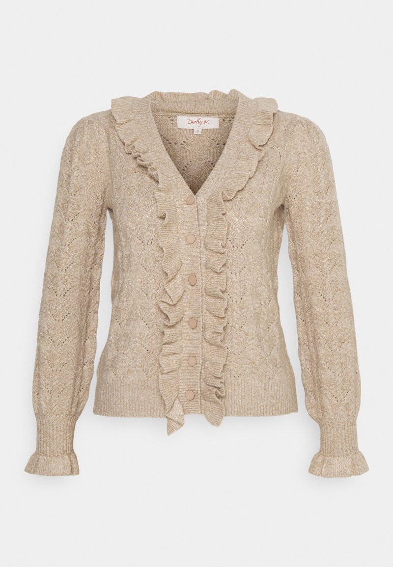 Beige cardigan med flæse detaljer, der har en V-hals, struktureret strikmønster og fem knaplukninger. Lange ærmer med flagrende manchetter.
