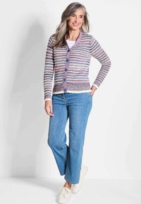 Gestreepte cardigan met knopen in tinten paars, crème en blauw, met een ribgebreide zoom en manchetten, gecombineerd met lichtblauwe jeans en witte schoenen.