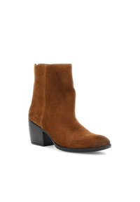 Stivale alla caviglia in suede marrone con punta arrotondata, chiusura a zip e tacco impilato con finitura testurizzata.