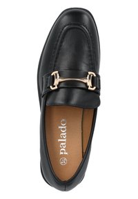 Mocassino in pelle nera con dettagli cuciti, suola flessibile e accentuazione in hardware dorato su una fascia lungo la parte superiore.