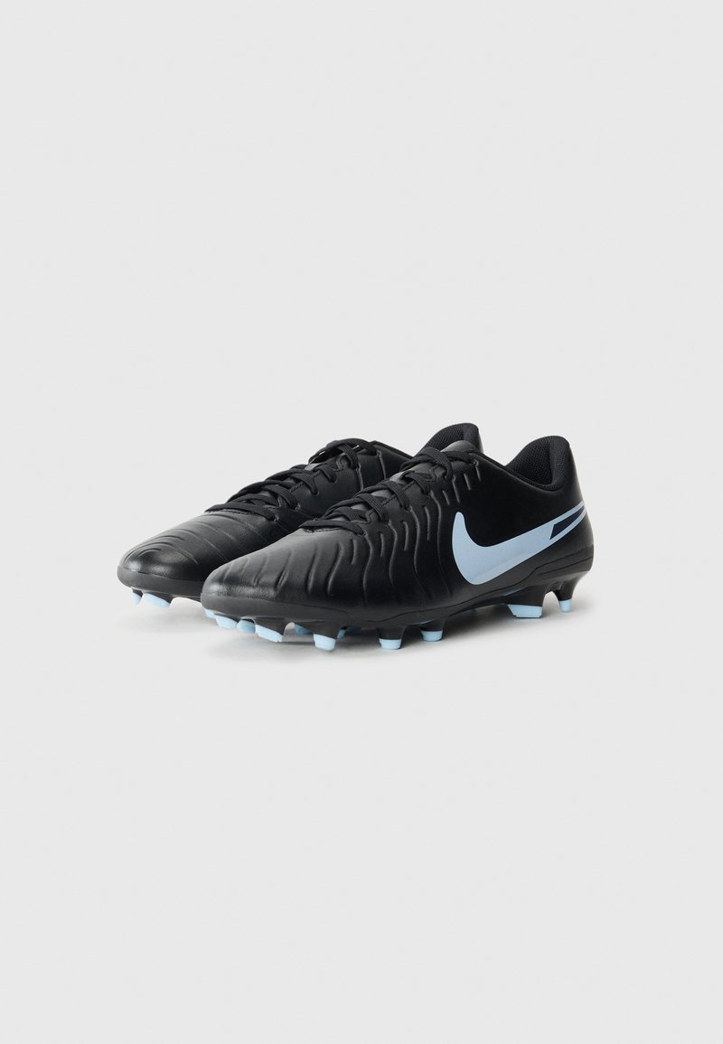 Botas de fútbol negras con textura estriada, acentos en azul claro y tacos moldeados. Diseño con cordones y logo Swoosh prominente en cada lado.