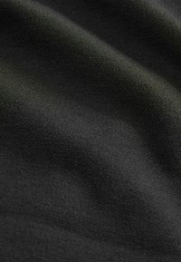 Zwarte stof met een gladde textuur, lichte glans en subtiel patroon van vouwen, wat duidt op een middelzware textiel dat geschikt is voor verschillende toepassingen.