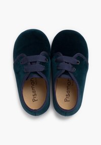 Scarpe in velluto blu navy con punta rotonda, lacci abbinati e interno morbido. Esterno testurizzato con logo sulla soletta, design semplice e casual.
