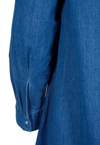 Denimhemd mit langen Ärmeln, in einem blauen Farbton, mit geknöpften Manschetten und feiner Textur, das ein elegantes, tailliertes Design mit Seitennähten präsentiert.