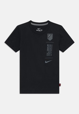 Zwart T-shirt met korte mouwen van katoen, met een grijs Nike-logo en een schildontwerp met tekst op de voorkant. Etiket aan de zijkant.