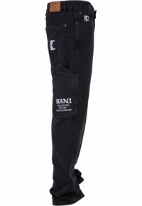 Pantaloni in denim nero a taglio dritto, con molteplici tasche, ricamo del logo bianco e una fodera in pelle marrone in vita.