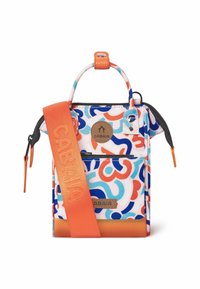 Kleine Tasche mit einem bunten abstrakten Muster in Blau, Rot und Orange. Verfügt über einen abnehmbaren orangefarbenen Riemen und eine strukturiert Oberfläche mit einem Reißverschluss.