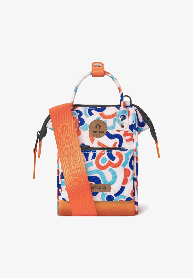 Kleine Tasche mit einem bunten abstrakten Muster in Blau, Rot und Orange. Verfügt über einen abnehmbaren orangefarbenen Riemen und eine strukturiert Oberfläche mit einem Reißverschluss.