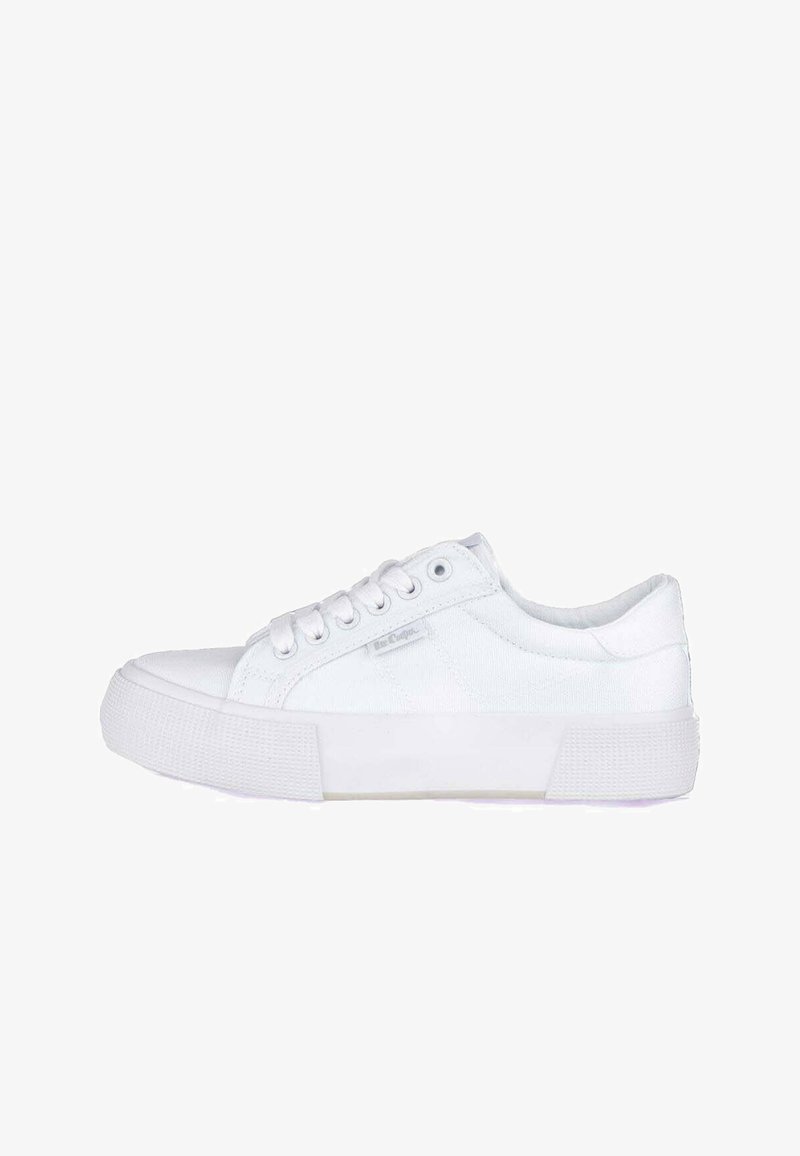 Białe płócienne trampki z gumową podeszwą, sznurowanym designem, okrągłym noskiem oraz teksturowymi akcentami na podeszwie i bokach.