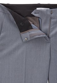 Grijze geruite broek met een gladde stoftextuur, voorzien van een knoopsluiting, een ritszak en contrasterende binnenvoering.