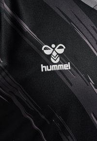 Maillot de sport noir avec un motif abstrait subtil et un logo "hummel" blanc avec un design de abeille, fabriqué en tissu lisse et léger.