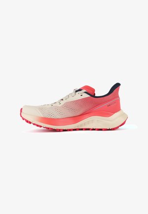 Chaussure de course en beige et corail avec un dessus texturé, un laçage intégré, une semelle rembourrée et une semelle extérieure robuste pour une adhérence optimale.