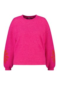 Fuchsia gebreide trui met een relaxte pasvorm, geribde boorden en levendige oranje bloemenborduursel op de linker mouw. Zachte textuur en ronde halslijn.
