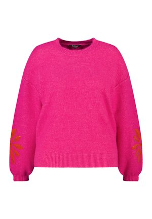 Fuchsia gebreide trui met een relaxte pasvorm, geribde boorden en levendige oranje bloemenborduursel op de linker mouw. Zachte textuur en ronde halslijn.