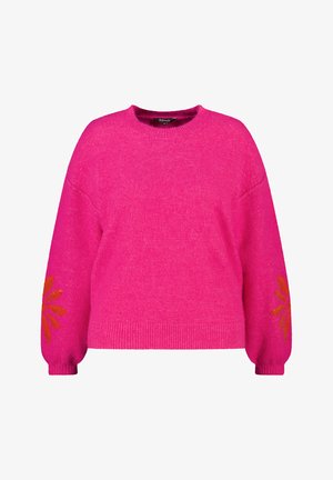 Fuchsia gebreide trui met een relaxte pasvorm, geribde boorden en levendige oranje bloemenborduursel op de linker mouw. Zachte textuur en ronde halslijn.